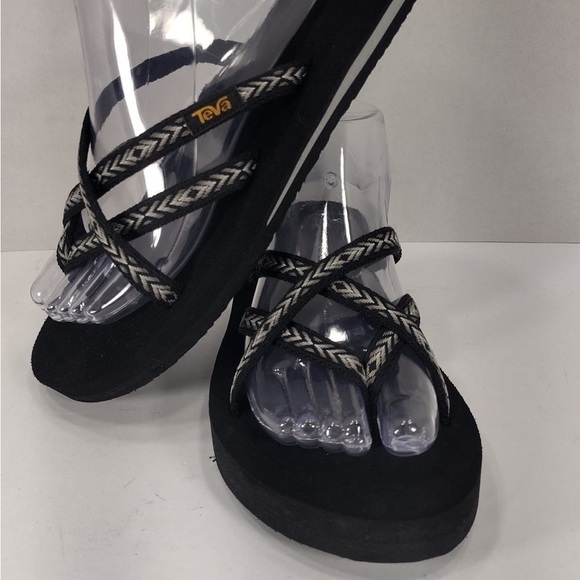 Teva Stylish Black and White flip flop size 9 pre
Owned Exellent condition - Picture 2 of 7